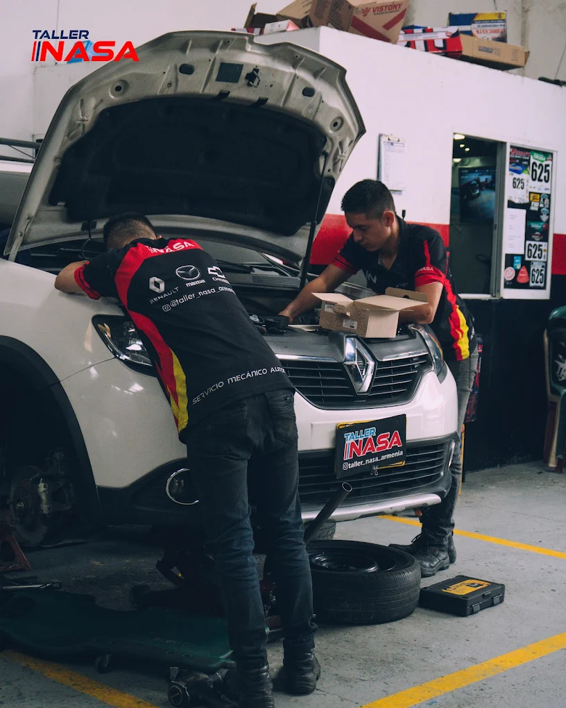 Mecánico realizando mantenimiento preventivo en motor