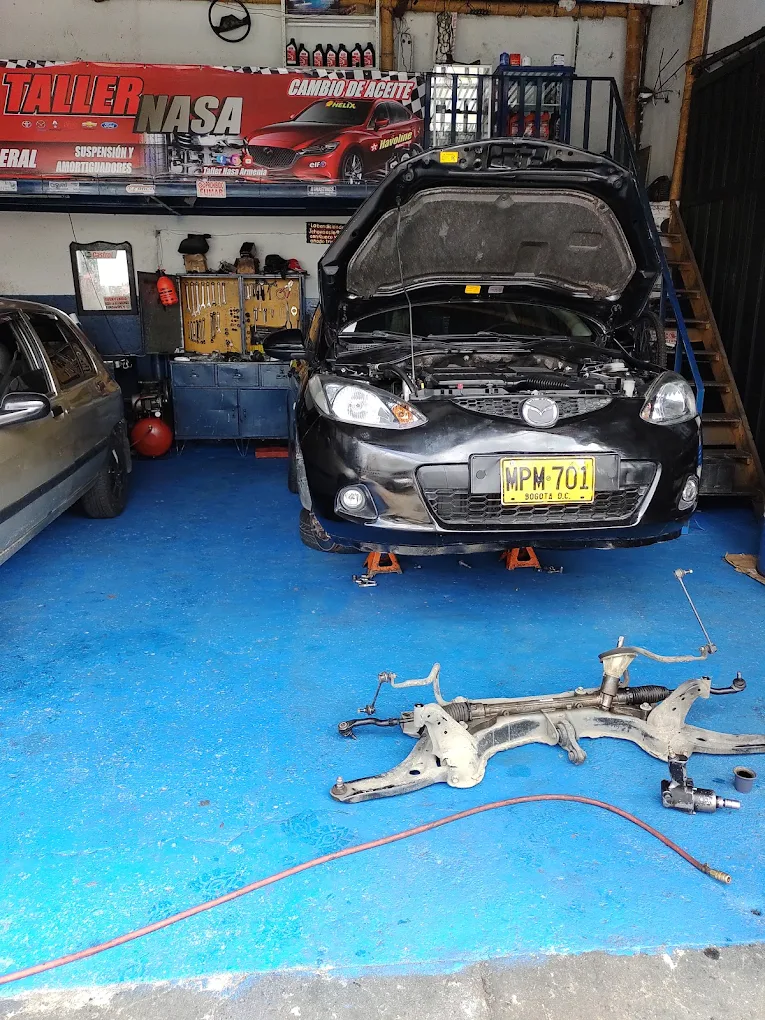 Cambio de aceite de motor en elevador